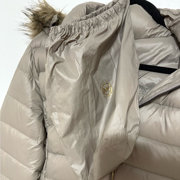 Michael Kors hooded packable down puffer coat with a faux fur trim. - Picture 11 of 11